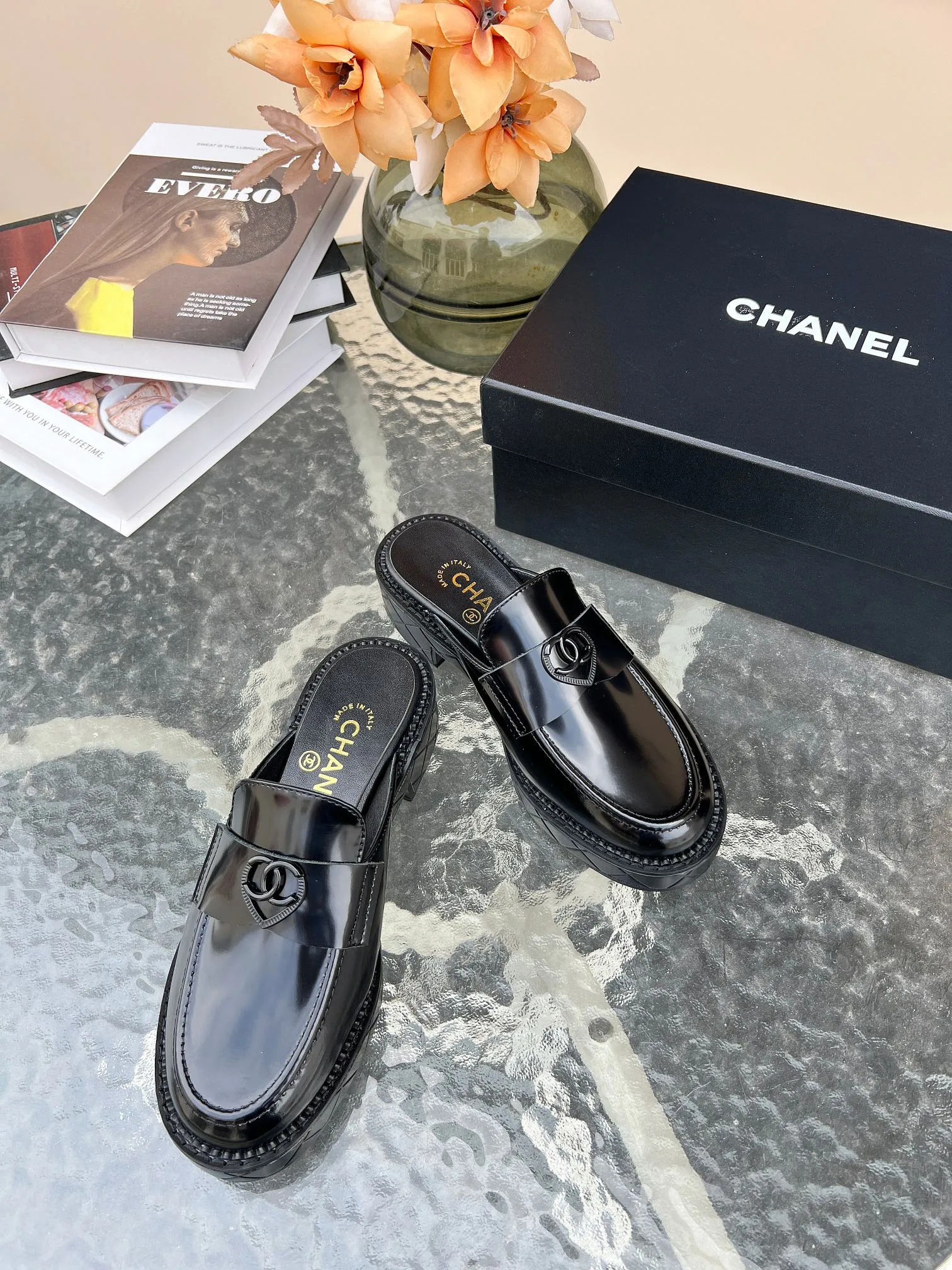 👟👟Ex-factory price 480👟👟 𝗖𝗛𝗔𝗡𝗘𝗟𝟐4B Chanel retro loafers for high school students. A big-toe loafer that Xiaoxiang Jiaxiang’s grandma has grown on me. The black and white color scheme is super vintage and full of relaxation. The fat and cute figure is reproduced one to one from the original version. 👟Material: First-layer cowhide, open edge beads ▪️Heel height: 4𝐜𝐦 ▪️Inner lining: sheepskin ▫️𝐒𝐢𝐳𝐞:𝟑𝟓-𝟒0𝐌 (𝟒𝟎customization is non-returnable) ▪️Sole: original simulated leather outsole 1:1 mold ▫️Color: black ▪️Configured with original full set of packaging📦​